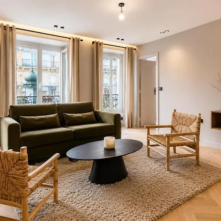 Spacious For 6p In Center